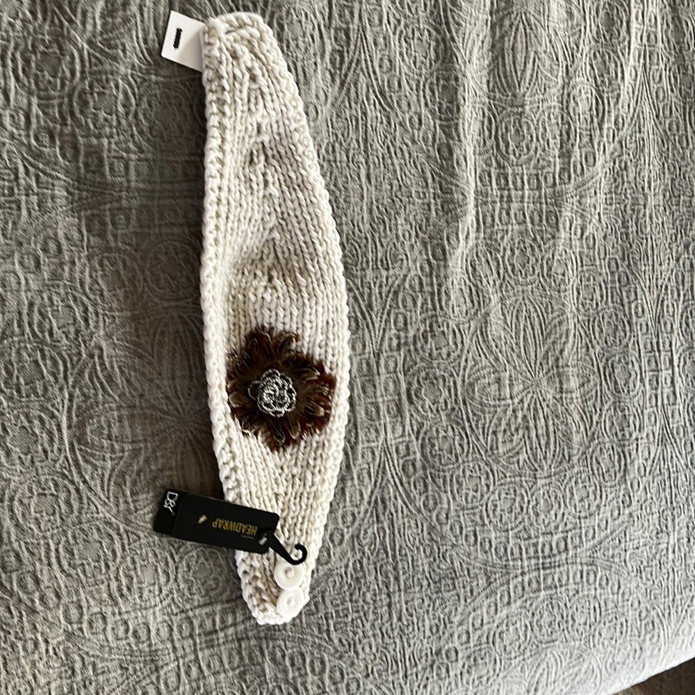 Feather detailed head wrap for the winter